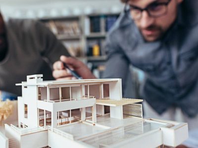 Arquitecto trabajando en una maqueta de una casa pasiva moderna